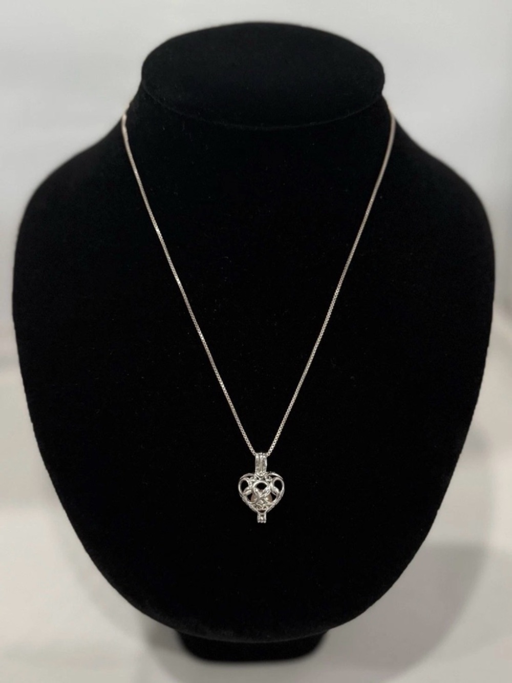 Heart Cage Pendant 925 w/Five Interchangable Pearls on a 18” 925 Box Chain
